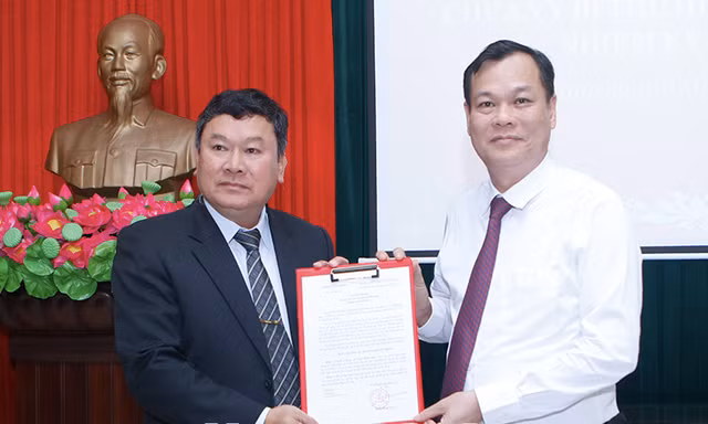 Phó Bí thư thường trực Tỉnh uỷ Nam Định Lê Quốc Chỉnh (phải) trao quyết định cho tân Bí thư Huyện uỷ Hải Hậu Trần Minh Hải - Ảnh: Hoàng Long
