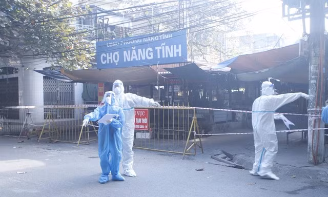 Ổ dịch mới của thành phố Nam Định xuất hiện tại khu vực chợ Năng Tình - Ảnh: Hoàng Long