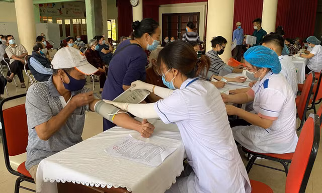 Nam Định rà soát, triển khai tiêm vắc xin ngay trong dịp Tết Nguyên đán để phòng chống dịch - Ảnh: Hoàng Long