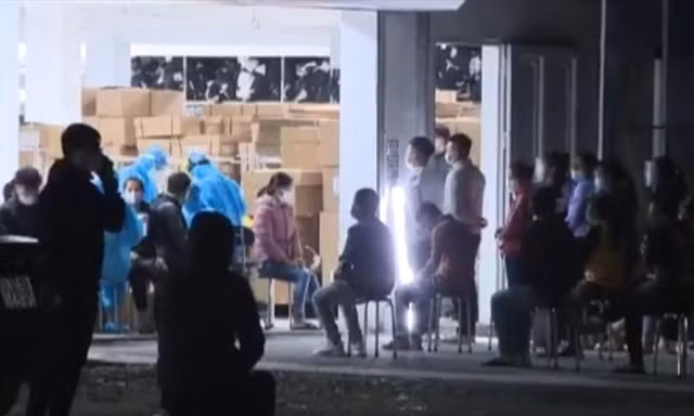 Lực lượng y tế Thái Bình xuyên đêm lấy mẫu xét nghiệm toàn bộ hơn 600 công nhân của Công ty TNHH Công nghệ may mặc Spectre Việt Nam - Ảnh: Hoàng Long