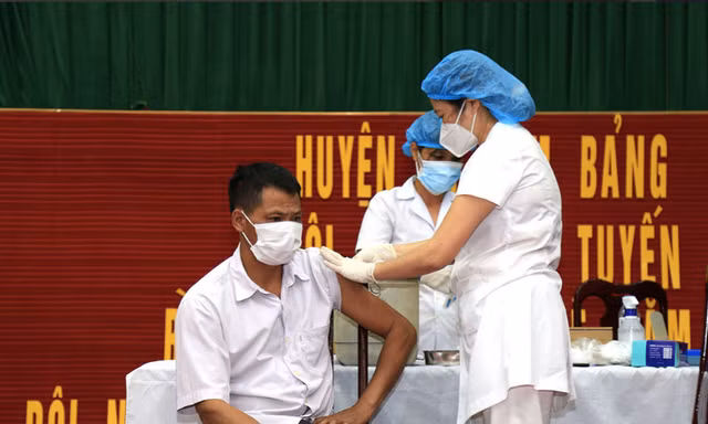Xét nghiệm, khoanh vùng dịch và tiêm vắc xin là 2 giải pháp chính để dập dịch tại Hà Nam - Ảnh: Hoàng Long