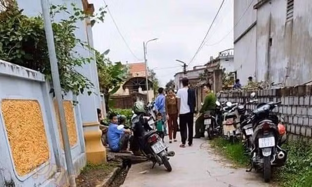Sau khi gia đình tổ chức an táng cho cháu bé, nhiều người vẫn đến thăm hỏi, chia buồn cùng gia đình - Ảnh: Hoàng Long