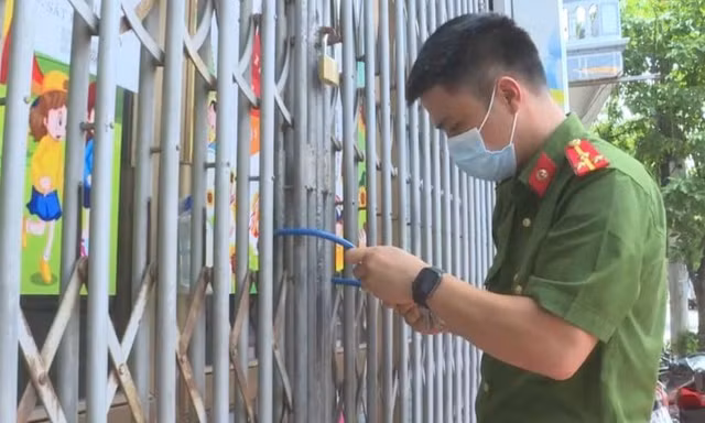 Công an thành phố Thái Bình niêm phong cơ sở mầm non Sao Việt để điều tra - Ảnh: Hoàng Long