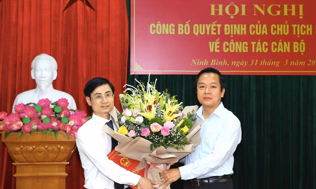 Chủ tịch UBND tỉnh Ninh Bình (phải) trao quyết định và chúc mừng tân Phó Giám đốc Sở Kế hoạch- Đầu tư Tạ Hoàng Hùng - Ảnh: Hoàng Long