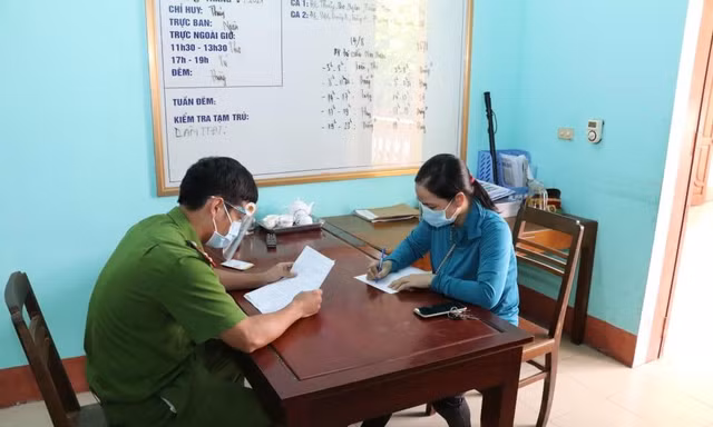 Tại cơ quan công an, bà T.T.T thừa nhận đã sửa giấy kết quả xét nghiệm để đi qua chốt kiểm dịch - Ảnh: Hoàng Long