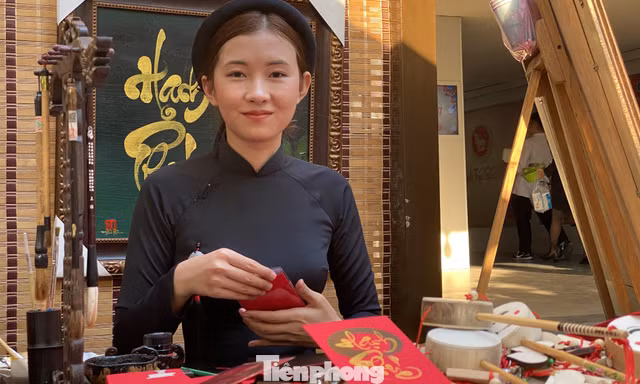 'Bà đồ' xinh như hot girl múa bút bán chữ trên phố Sài Gòn