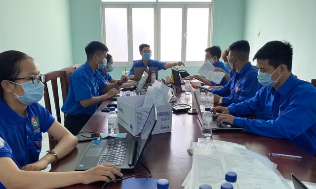 Áo xanh nơi tuyến đầu chống dịch Covid-19