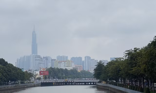 Mây mù che phủ bầu trời TP.HCM, cảnh báo mưa dông có sét