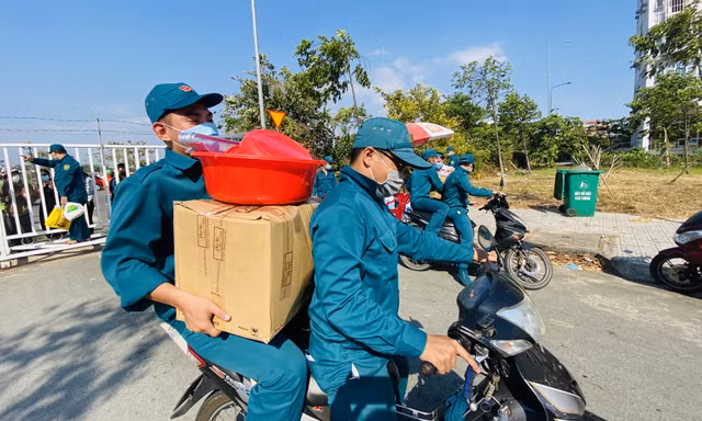 Dưới nắng nóng, lực lượng vũ trang tiếp sức người dân chuyển đồ vào khu cách ly