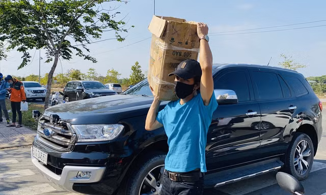 Xếp hàng chờ tiếp tế ở khu cách ly KTX ĐH Quốc gia TPHCM