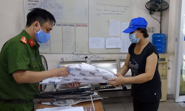 Dân Sài Gòn nộp vũ khí, vật liệu nổ... được tặng 10kg gạo