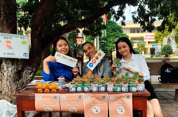 Sinh viên trường Báo tham gia 'Đổi nhựa – Lấy quà'