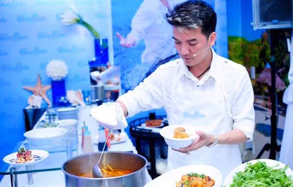 Ngoài giọng ca tuyệt vời, Đàm Vĩnh Hưng còn gây bất ngờ với tài nấu nướng không thua kém đầu bếp chuyên nghiệp