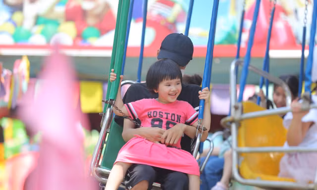 Em bé cười rạng rỡ trong công viên Thủ Lệ dịp 2/9. Ảnh: Nguyễn Trọng Tài