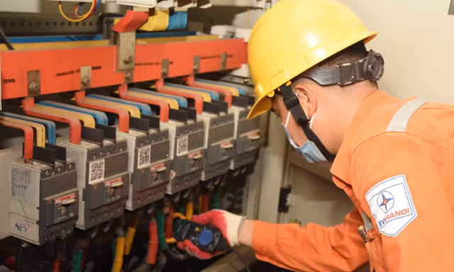 Hà Nội giảm giá tiền điện cho người dân