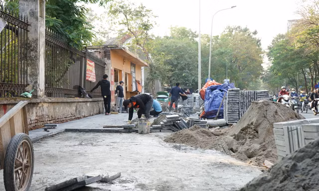 Chủ tịch Hà Nội yêu cầu xử lý, 'bêu tên' quận, huyện thi công vỉa hè ẩu
