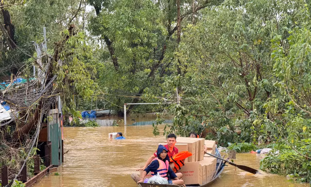 Nước sông Hồng lên cao, người dân khu vực bãi bồi ở Hà Nội tất tả chạy lũ