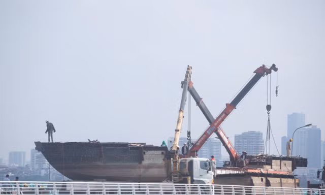 Vì sao đã hoàn thành cưỡng chế vẫn còn một tàu lênh đênh trên Hồ Tây?