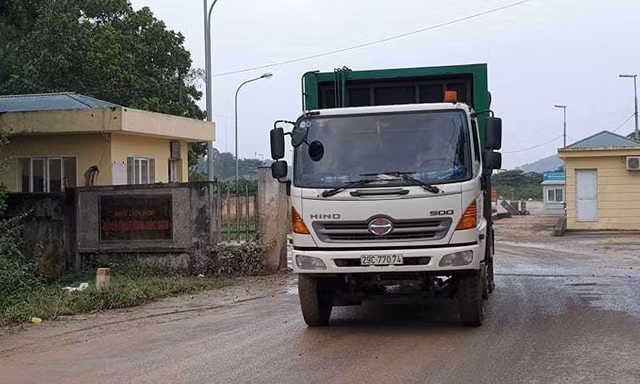 Xe rác đã đi được vào trong bãi rác Nam Sơn