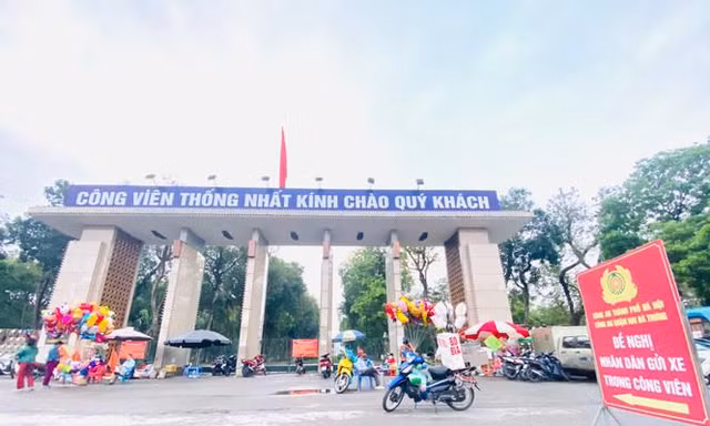Chốt lịch hạ hàng rào Công viên Thống Nhất