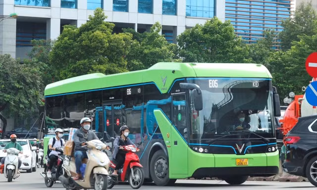 Hà Nội thực hiện hóa lộ trình 100% xe buýt điện năm 2030