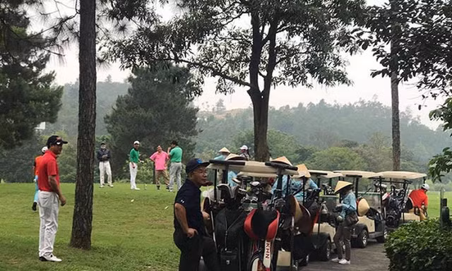 Cảnh "tắc đường" trên sân golf Tam Đảo (Vĩnh Phúc)