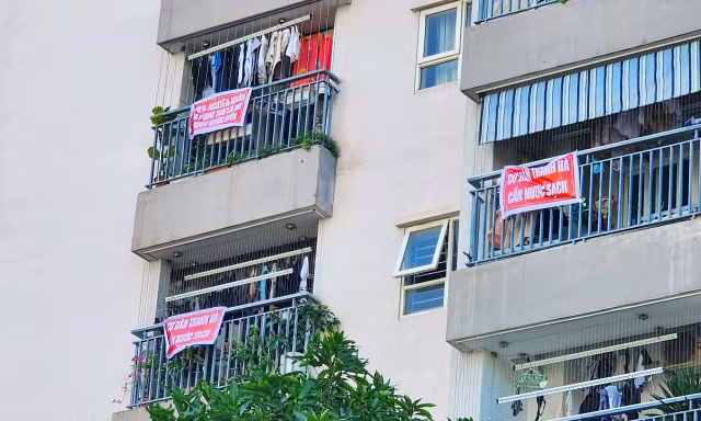 Hàng chục nghìn cư dân KĐT Thanh Hà khốn khổ vì nước bốc mùi chất tẩy rửa