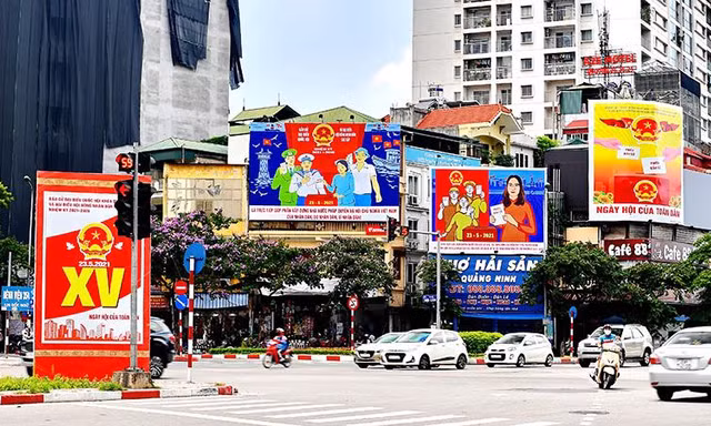 Trang trí, tuyên truyền tại một ngã năm trên địa bàn quận Ba Đình.