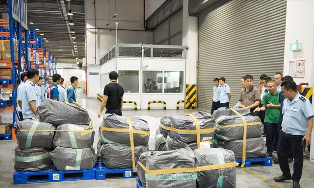 Cơ quan chức năng kiểm tra, phát hiện hàng loạt hàng cấm tại kho vận chuyển sân bay Nội Bài năm 2021. Ảnh minh họa