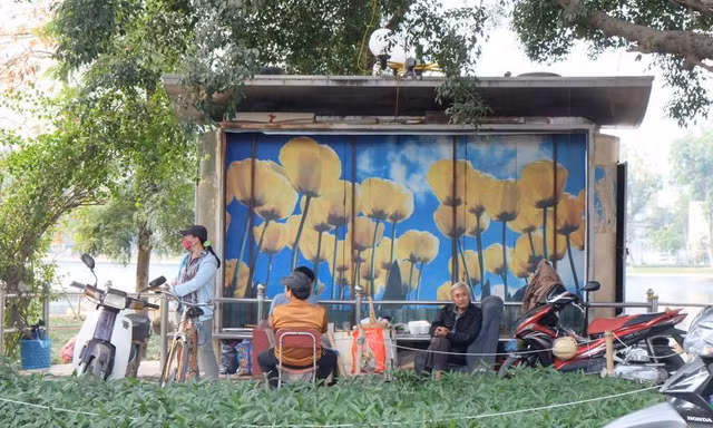 Muôn kiểu ăn uống quanh nhà vệ sinh ở Hà Nội