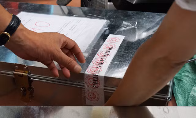 Các phường ở Hà Nội tất bật bàn giao tài liệu chuẩn bị hoạt động theo mô hình mới