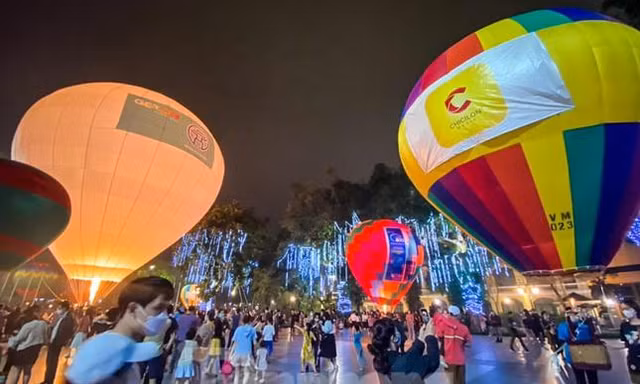 Lễ hội khinh khí cầu lần đầu tiên tổ chức tại phố đi bộ đã khiến du khách thích thú