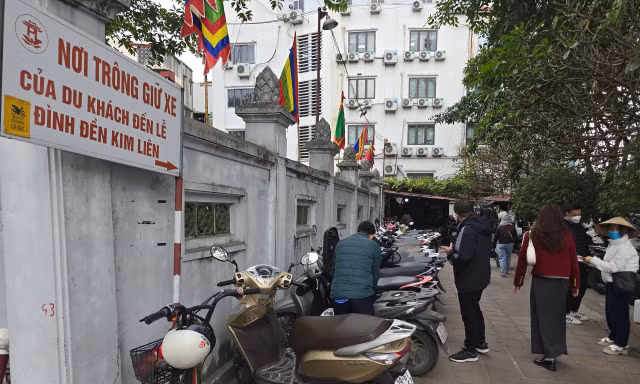 Trông giữ xe di tích Hà Nội đầu năm: Bãi xe 'chặt chém quen mặt' biến mất