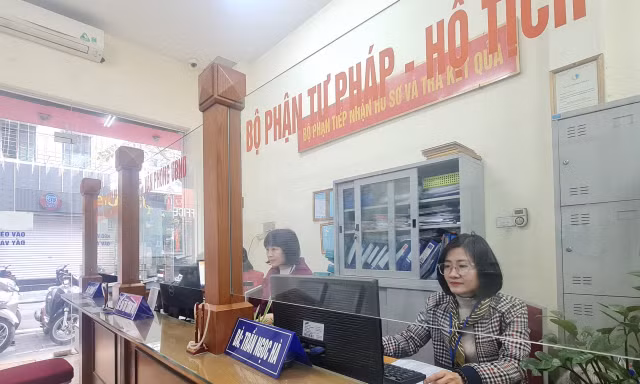 Công sở Hà Nội ngày đầu làm việc: Cán bộ nghiêm túc, công dân thưa vắng 