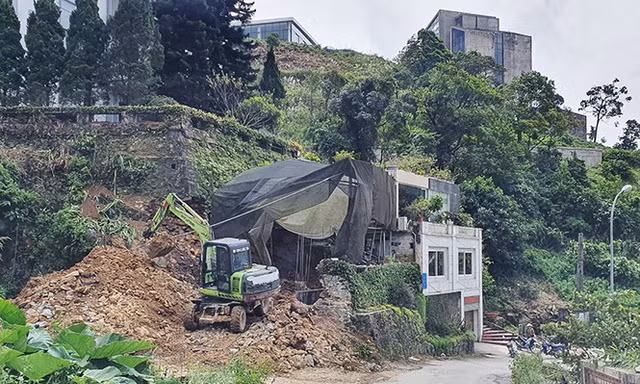 Xúc đất, san gạt tại trung tâm thị trấn Tam Đảo. Nơi ngã 3 đường Thác Bạc khá sầm uất