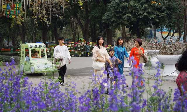 Hà Nội: Công viên vắng vẻ, 'hà mã baby' gây ấn tượng