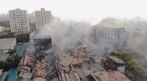 Sự cố cháy nhà máy Cty Bóng đèn Phích nước Rạng Đông ngay quận trung tâm Hà Nội.