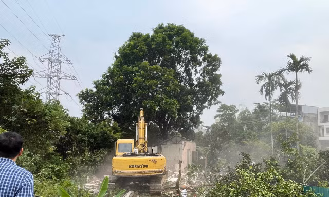 Xe ủi thực hiện cưỡng chế nhà cấp 4 sáng 19/10