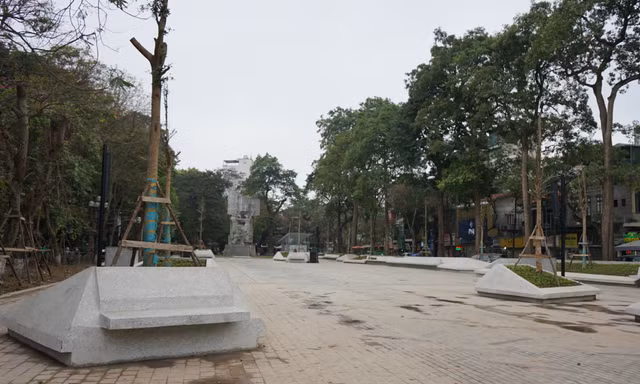 Hà Nội: Vườn hoa bị 'bê tông hóa' gây phản ứng trái chiều