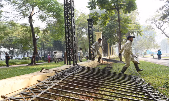 Hà Nội bắt đầu hạ rào công viên Thống Nhất