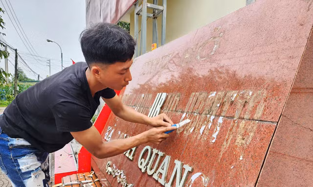 Hà Nội gấp rút thay biển trụ sở, chờ 'thời khắc lịch sử'