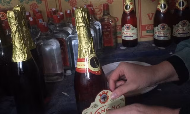 Hình ảnh đóng chai rượu trong clip. 