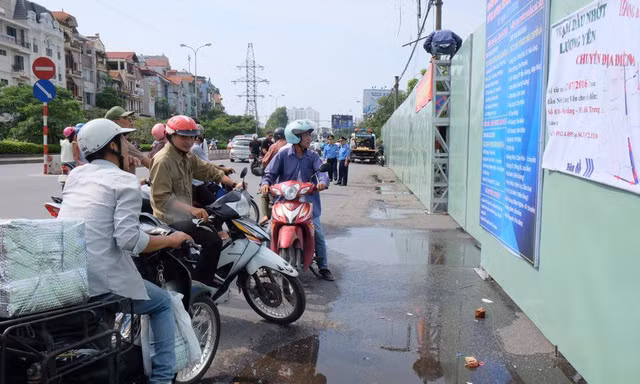 Nhiều người bất ngờ vì bến xe Lương Yên đóng cửa