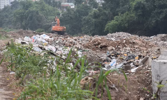 Bãi rác khổng lồ tại nơi Dự án kênh La Khê 'dậm chân tại chỗ'