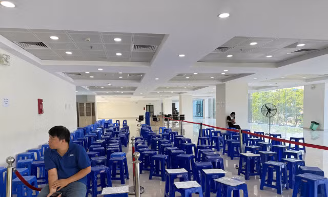 Trung tâm hành chính công Hà Nội bất ngờ 'vắng khách' ngày đầu tuần