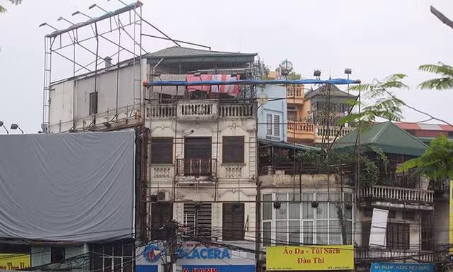 Việc thu hồi hơn 400 bảng quảng cáo để đấu thầu có thể đẩy các doanh nghiệp quảng cáo sở hữu đến nguy cơ phá sản.