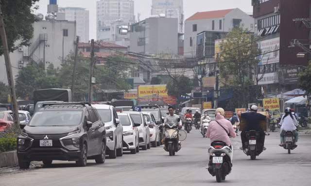 Cận cảnh đường Vành đai 2,5 chậm tiến độ hơn 10 năm thành bãi đỗ xe khổng lồ