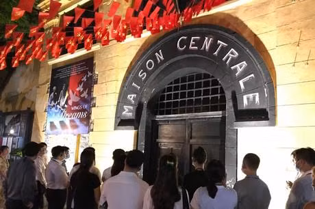 Tour du lịch đêm tại nhà tù Hỏa Lò được du khách quan tâm