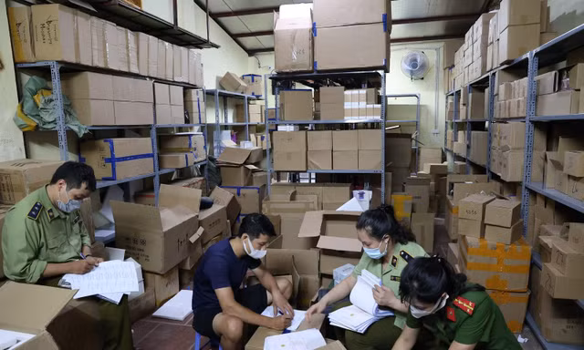 Kho hàng đầy ắp nước hoa, mỹ phẩm của các thương hiệu nổi tiếng. Ảnh: Tổng Cục QLTT