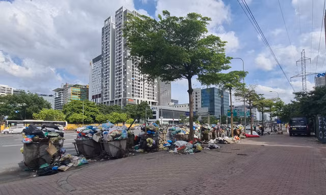 Rác thải ngập đường Phạm Hùng nhiều ngày qua
